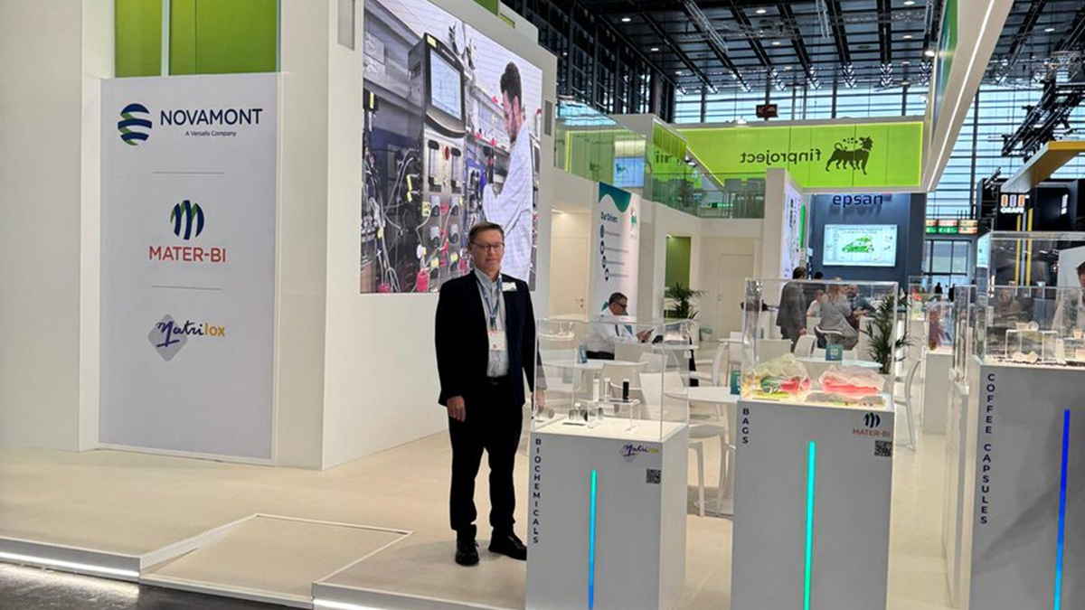 La compañía presentó en Düsseldorf su gama de bioplásticos compostables Mater-Bi, desarrollados junto a ASPLA y PackBenefit, con aplicaciones en agricultura y envases sostenibles Novamont Mater-bi at K – The World's No.1 Trade Fair for Plastics and Rubber.png